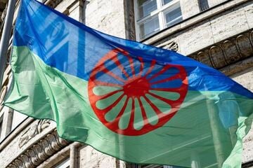Berlin: Aktionstag: Berlin zeigt Flagge gegen Diskriminierung von Sinti und Roma