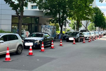 Berlin: Was ist denn da in Berlin los? Aktion sorgt für Massenandrang vor Tankstelle