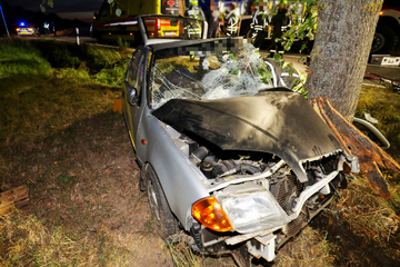 Auto kracht frontal gegen Baum: Fahrer (20) eingeklemmt und schwer verletzt