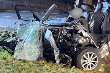 Feuerwehr befreit eingeklemmten Autofahrer - im Krankenhaus kommt er ums Leben