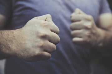 Brutale Schläger-Attacke im Erzgebirge: Mann ins Krankenhaus geprügelt