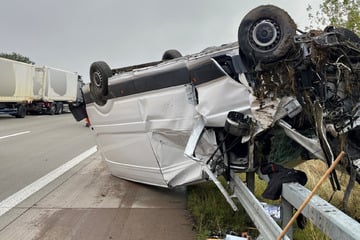 Unfall A4: Vollsperrung: Schwerer Transporter-Unfall auf A4