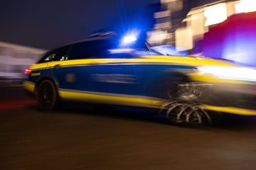 Mann fährt in Leipzig gegen parkenden Transporter - und schläft ein!