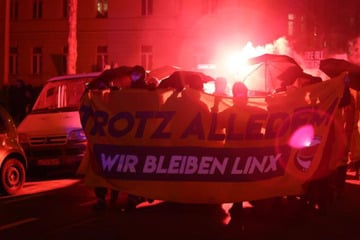 Leipzig Connewitz: Protest nach Durchsuchungen: Demonstrierende ziehen durch Connewitz