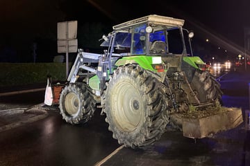 Betrunkener Traktorfahrer baut Unfall: Mitfahrer schwer verletzt
