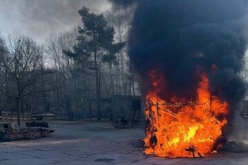 Wohnanhänger fängt Feuer: Zeuge reagiert blitzschnell