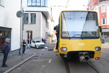 100.000 Euro Schaden: VW kracht in Stuttgarter Stadtbahn