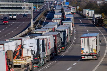 Unfall A2: Fußgänger (†) fällt von Brücke auf A2 und wird von Lkw überrollt!