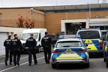 Häftling bedrohte Vollzugsbeamten: Großeinsatz in der JVA Aschaffenburg beendet