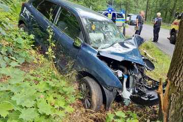 Heftiger Baum-Crash bei Chemnitz: Frau (46) und Kind (3) schwer verletzt