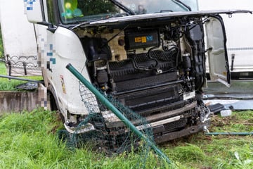Unfall A4: Bei Starkregen zu schnell auf der A4 unterwegs? Lkw stürzt Böschung hinab