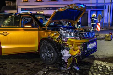 Suzuki kracht gegen geparkten Transporter: Zwei Personen verletzt