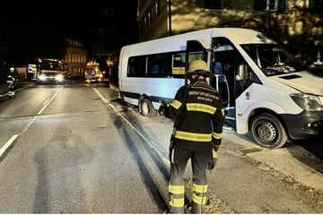 Unfall mitten in der Nacht in München: Kleinbus kracht in Lichtmast
