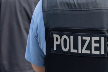 Frankfurt: Touristen zeigen Hitlergruß vor der Alten Oper: Ihre Erklärung sorgt für Kopfschütteln