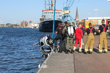 Auto stürzt über Kaikante im Hafen: Einsatzkräfte bergen zwei Leichen