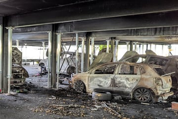 Leipzig: Ausgebrannte Autos seit neun Monaten in Parkhaus: "Stehen schön sicher eingezäunt und stören keinen!"