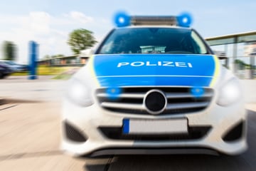 22-Jähriger hüpft auf Motorhaube - Mercedes beschädigt