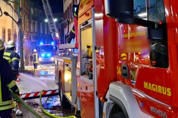 Feuerwehr befreit Menschen aus brennendem Haus in Kassel: Sechs Verletzte