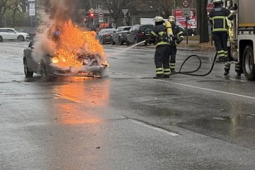 Hamburg: Mitten auf der Straße: Auto geht in Flammen auf