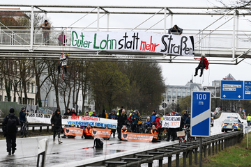 Mit richterlicher Erlaubnis: Klima-Aktivisten legen A9 lahm und seilen sich von Brücke ab