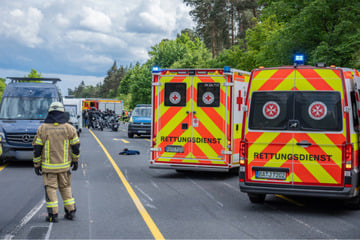 Kettenreaktion endet in Motorrad-Unfall: Biker wird von Sprinter überrollt