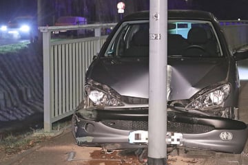 Heftiger Unfall in Dresden: Auto kracht gegen Laterne - Fahrer schwer verletzt