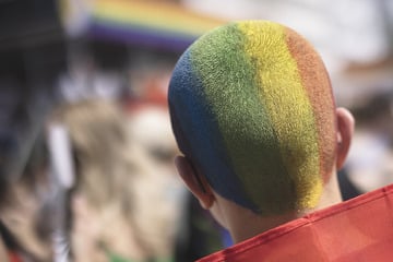 Erschreckende Studie: Jeder zweite queere Jugendliche in Köln betroffen!