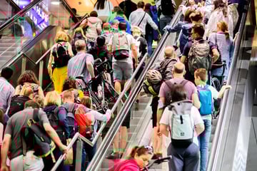 Berlin: Treppen-Frust für Pendler: Dutzende Rolltreppen am Hauptbahnhof und Südkreuz lahm!
