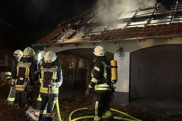 Brand einer Doppelgarage lässt mehrere Feuerwehren in der Nacht ausrücken