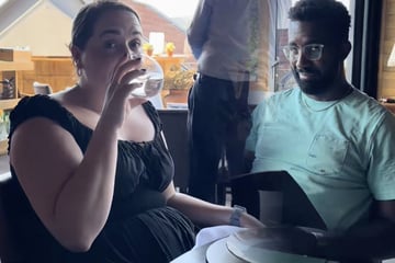 Amerikaner reservieren im Urlaub Tisch in Restaurant: Darum saßen sie dort völlig alleine