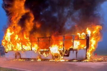 31 Kinder an Bord! Schulbus geht in Flammen auf, Fahrer wird zum Helden