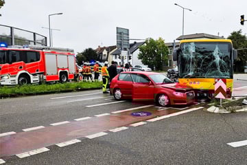Bus fährt über Verkehrsinsel in Gegenverkehr: Drei Menschen verletzt