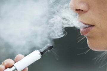 Mit E-Fluppe vor die Tür? CSU will vapen und rauchen gleichsetzen