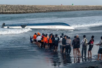 Touristenboot kentert vor Küste: Zwei Urlauber sterben