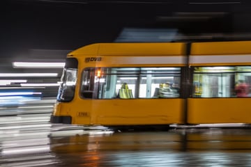 Dresden: Trio beraubt und bedroht Mann mit Messer in Straßenbahn