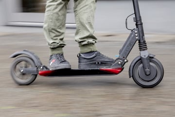 Jugendlicher flüchtet mit getuntem E-Scooter vor Polizei und kracht in Streifenwagen