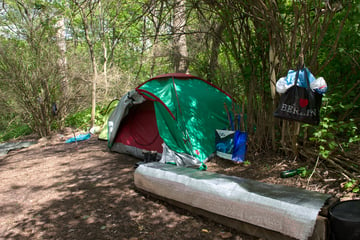 Berlin: Obdachlosen samt Zelt im Tiergarten angezündet!
