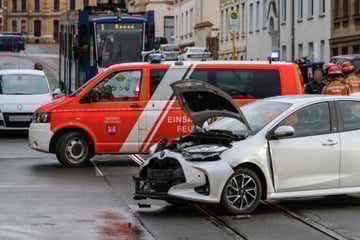 Vorfahrts-Crash im Vogtland: Straßenbahnverkehr blockiert