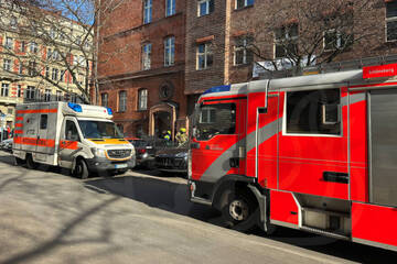 Berlin: Alarm an Schule in Berlin-Schöneberg: Feuerwehr im Großeinsatz