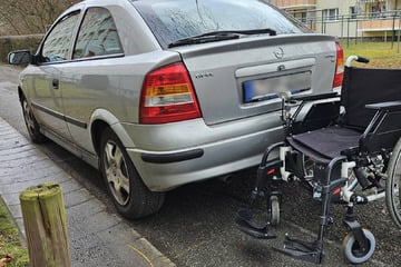 Opel rammt Rollstuhl im Leipziger Osten: Zwei Senioren schwer verletzt im Krankenhaus