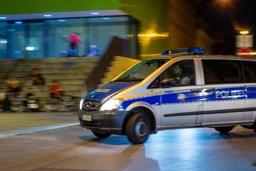 Dresden: Männergruppe tritt und schlägt 21-Jährigen mit Warnbake in der Neustadt