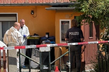 Todesdrama in Kleinstadt: Polizei findet Leichen von Mann und Frau, Senior schwer verletzt