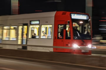 Obdachloser kollidiert in Köln mit Straßenbahn - Ärzte kämpfen um sein Leben