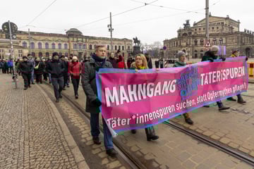 Dresden: "Das darf niemals in Vergessenheit geraten": Mahngang zieht durch Dresden