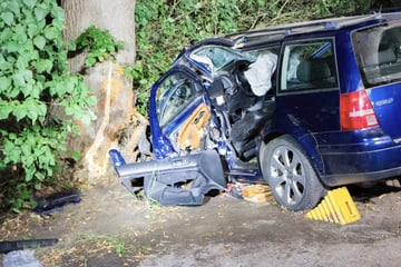 Passat kommt von Straße ab und kracht gegen Baum: Fahrer schwer verletzt