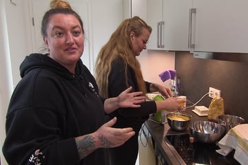 Ostalgie beim "Perfekten Dinner": Hauptgang sorgt bei Kandidatin Sassi für Stress