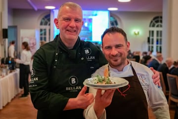 Dresden: Futtern für den guten Zweck in Dresden: Charity im Löwensaal