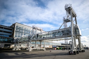 Als ein Mann an Bord eines Kreuzfahrtschiffs gehen will, klicken die Handschellen