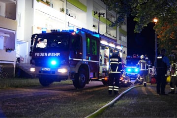 Kellerbrand in Wohnblock: Plötzlich tritt aus mehreren Hauseingängen Rauch aus