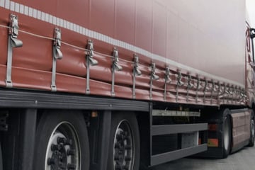 Rentner im toten Winkel: 73-Jähriger zwischen Lkw und Auto eingeklemmt